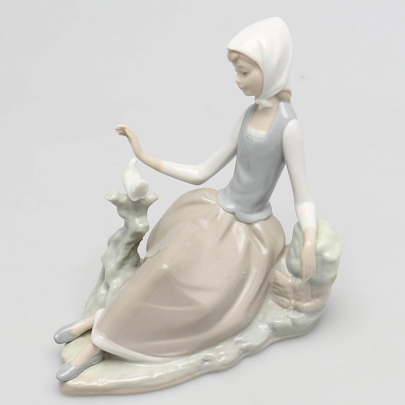 FIGURIN i porslin. Flicka med duva. Llardo.