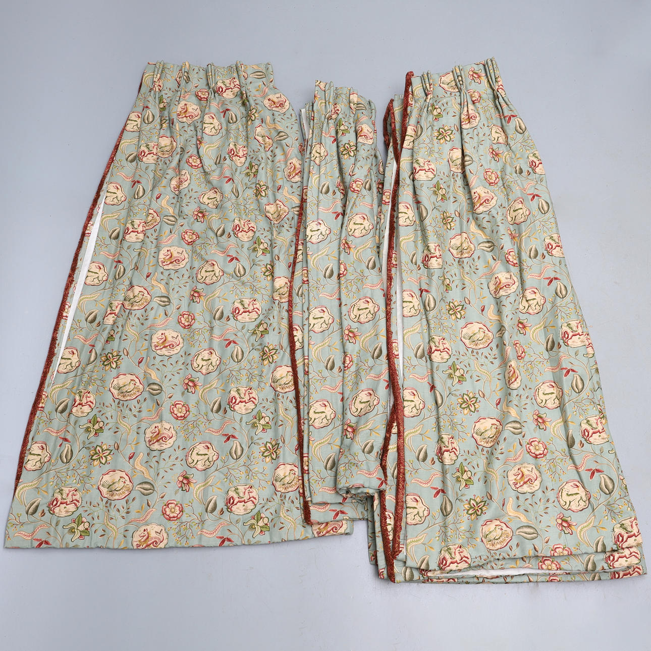 SYV TRIPLE KLIPPE GRØNNE OG RØDE GARDINER.