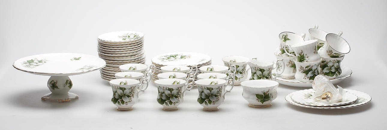 SERVISDELAR, 35 delar, benporslin, "Trillium", Royal Albert, England.