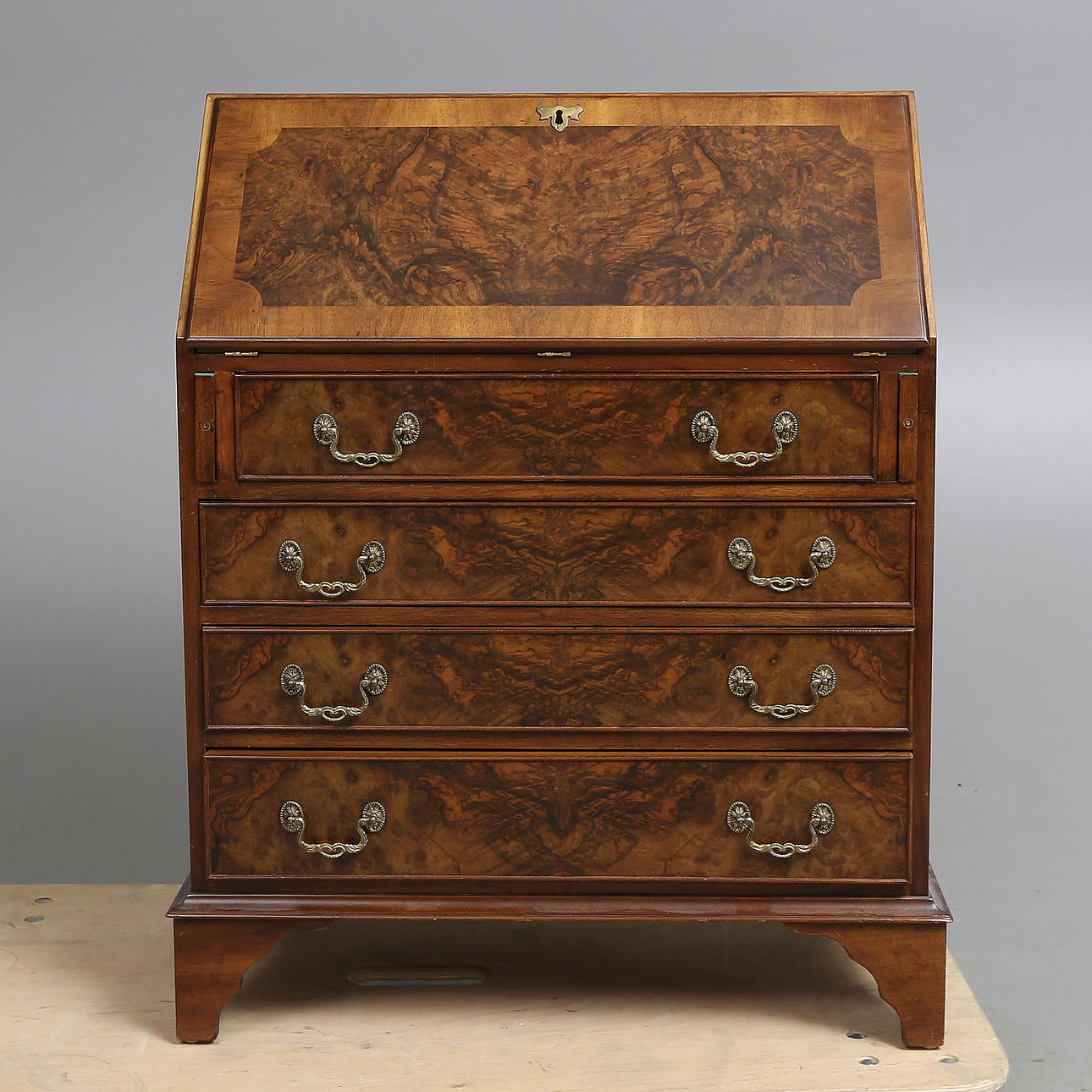 SEKRETÄR, Queen-Anne-Stil, Bevan Funell, England.