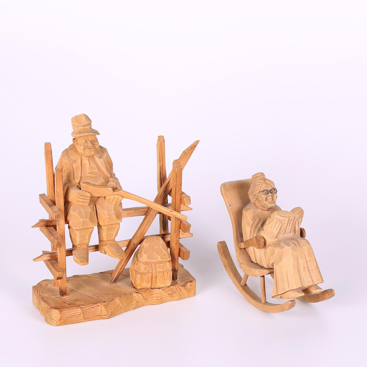 TRÄFIGURER, 2 st, Jägare och Gumma i gungstol, signerade A.F.