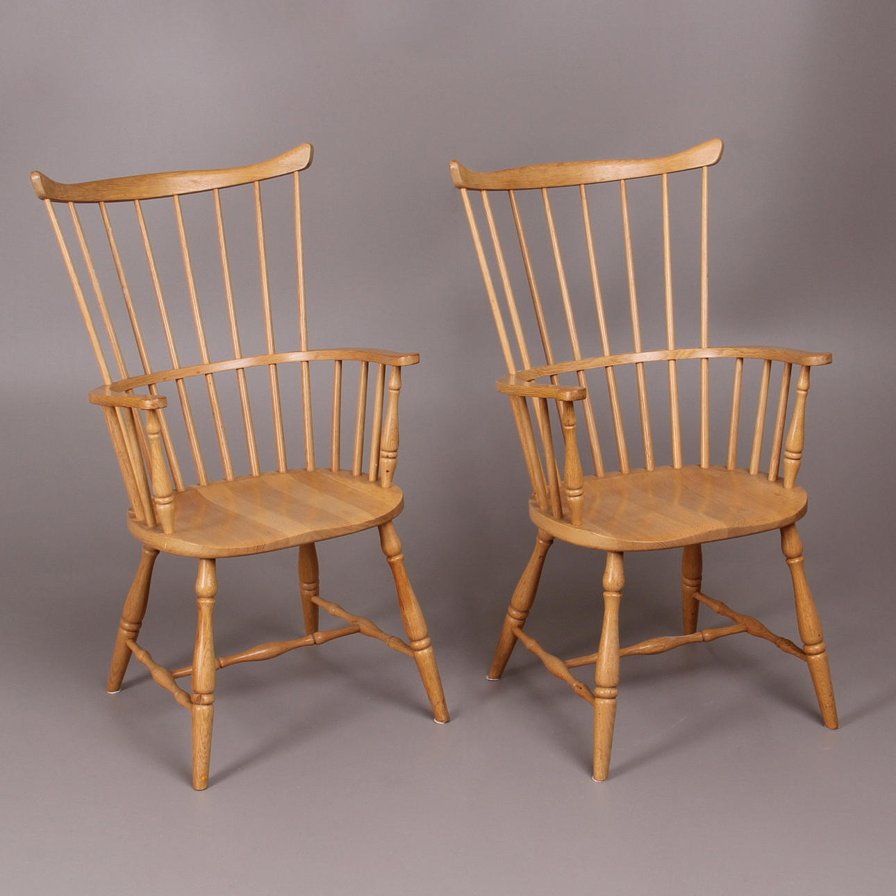 KARMSTOLAR, ett par, björk, Windsor-modell, gemla, 1900-tal.