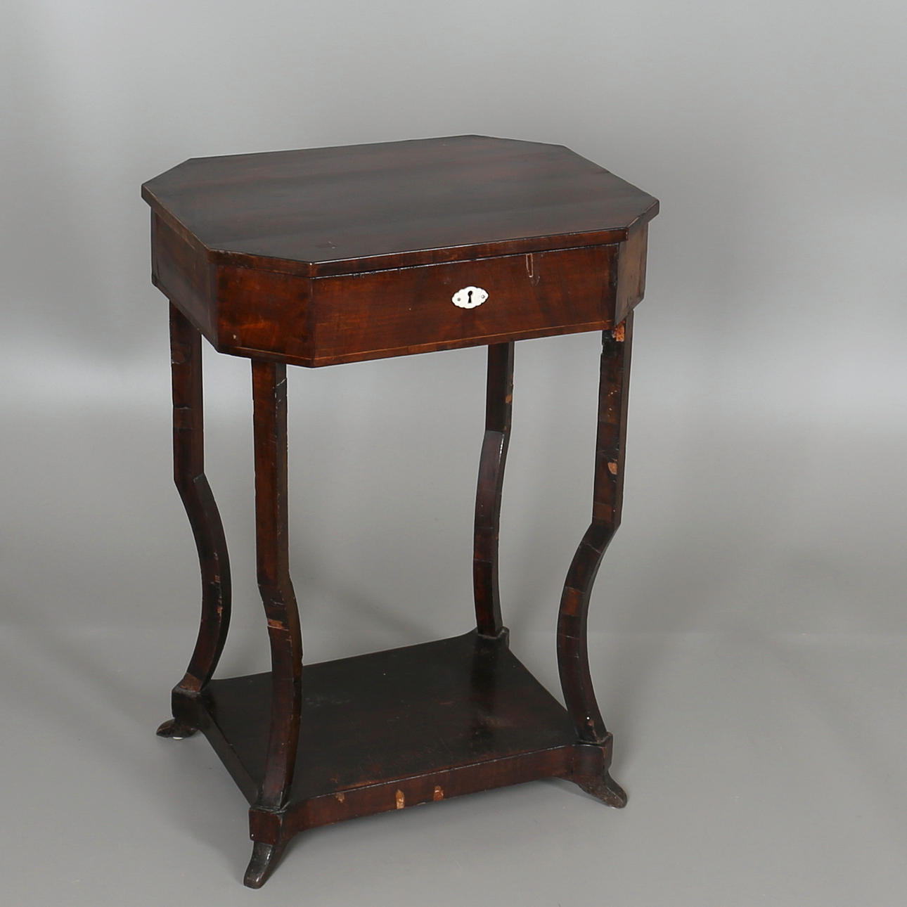 SYBORD i mahognyfaner. Nyrennässans stil. 1800-talets slut/1900-talets början.