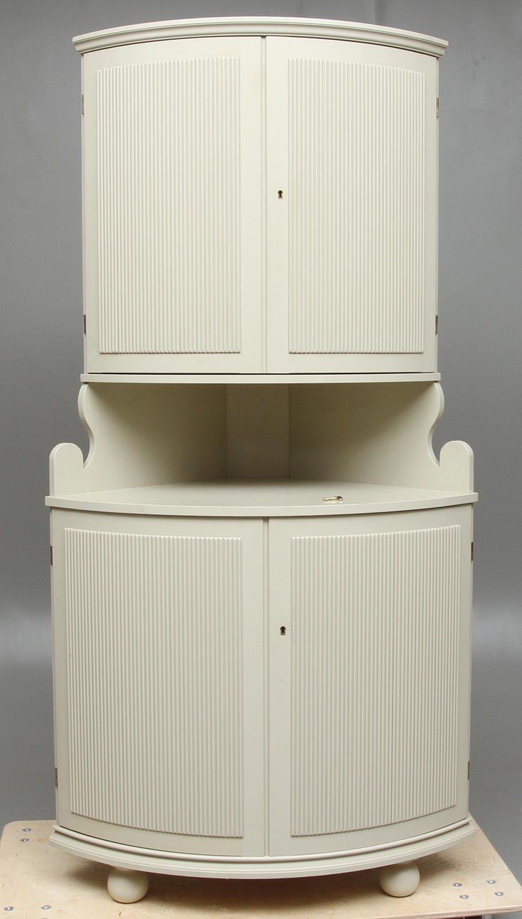 HÖRNSKÅP, gustaviansk stil, 1900-tal.