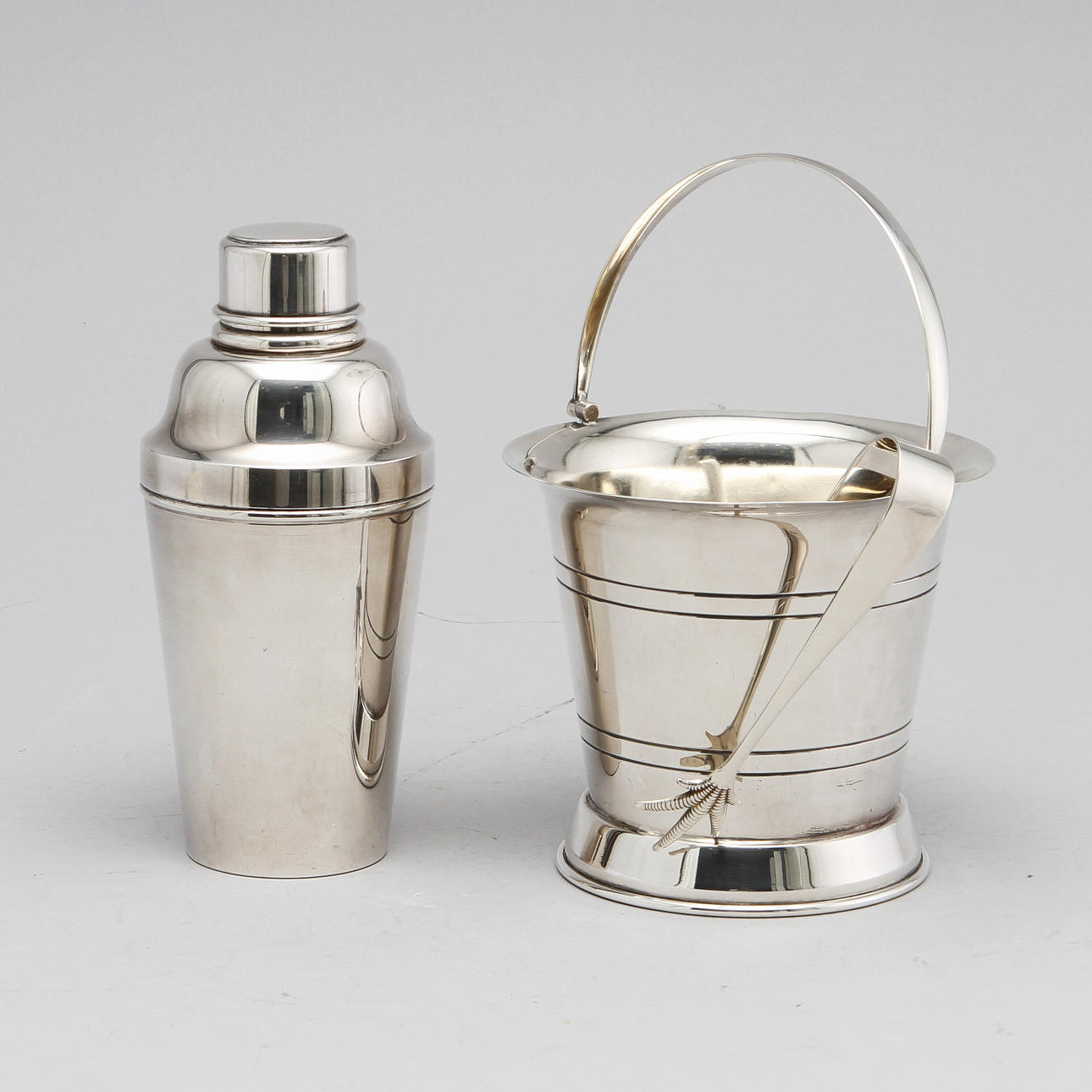 SHAKER SAMT ISHINK, vitmetall samt pläter, bl a England.