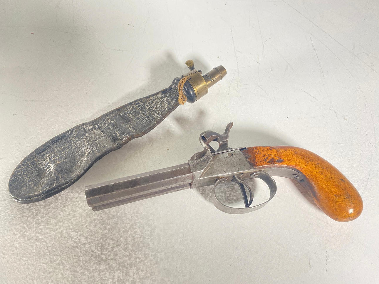 Rockshot pistol med krut väska.