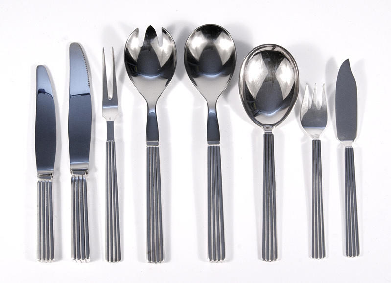 ”BERNADOTTE” BESTICK. Silverpläterad 34 stycken Köpenhamn, Sigvard Bernadotte för Georg Jensen, formgiven 1939 (här en senare version).