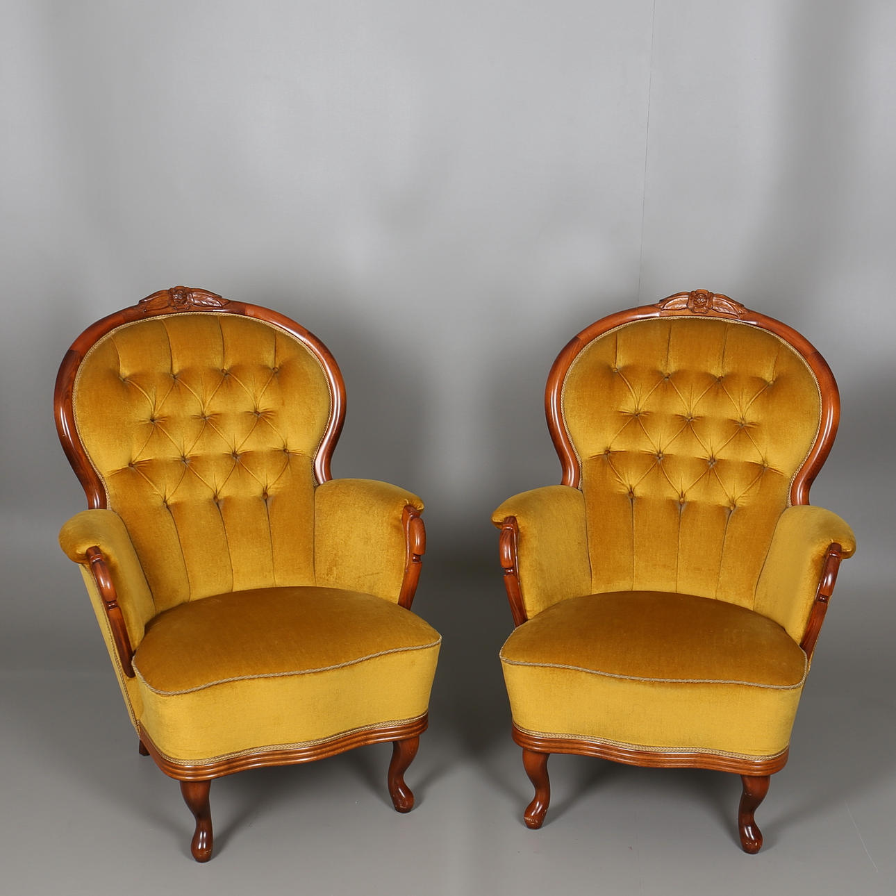 FOTÖLJER i nyrokoko. 2 st. Stilkopia. 1900-talets andra hälft.