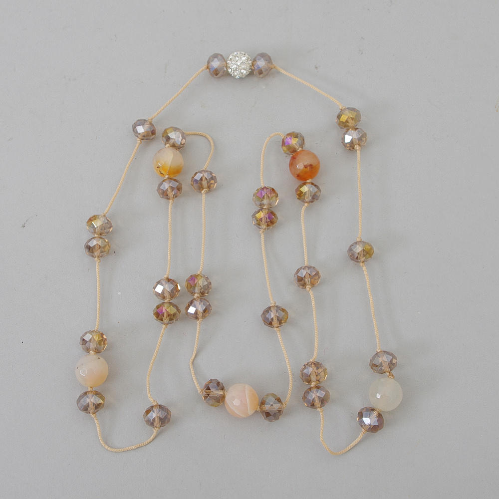 COLLIER, citriner på silkestråd.