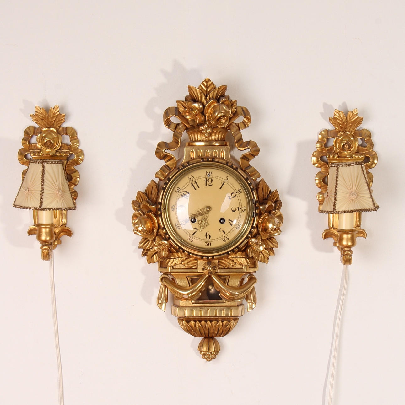 VÄGGPENDYL, med lampetter, förgylld, gustaviansk stil, 1900-tal.