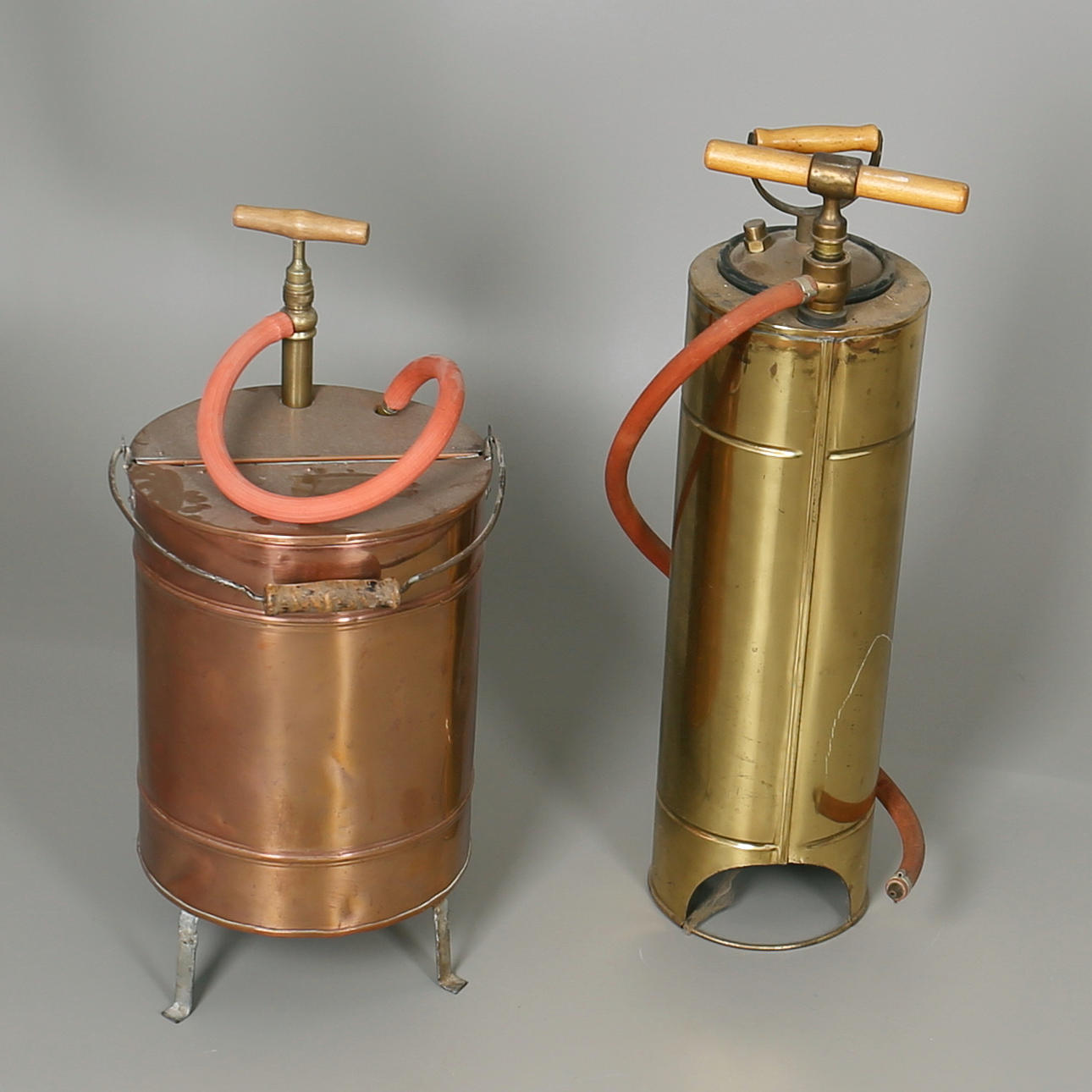 BRANDSPRUTOR i mässing och koppar. 2 st. 1900-talet.