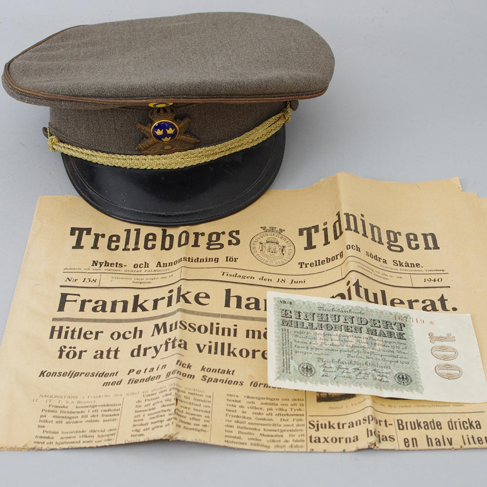 SKÄRMMÖSSA; TIDNING SAMT SEDEL.