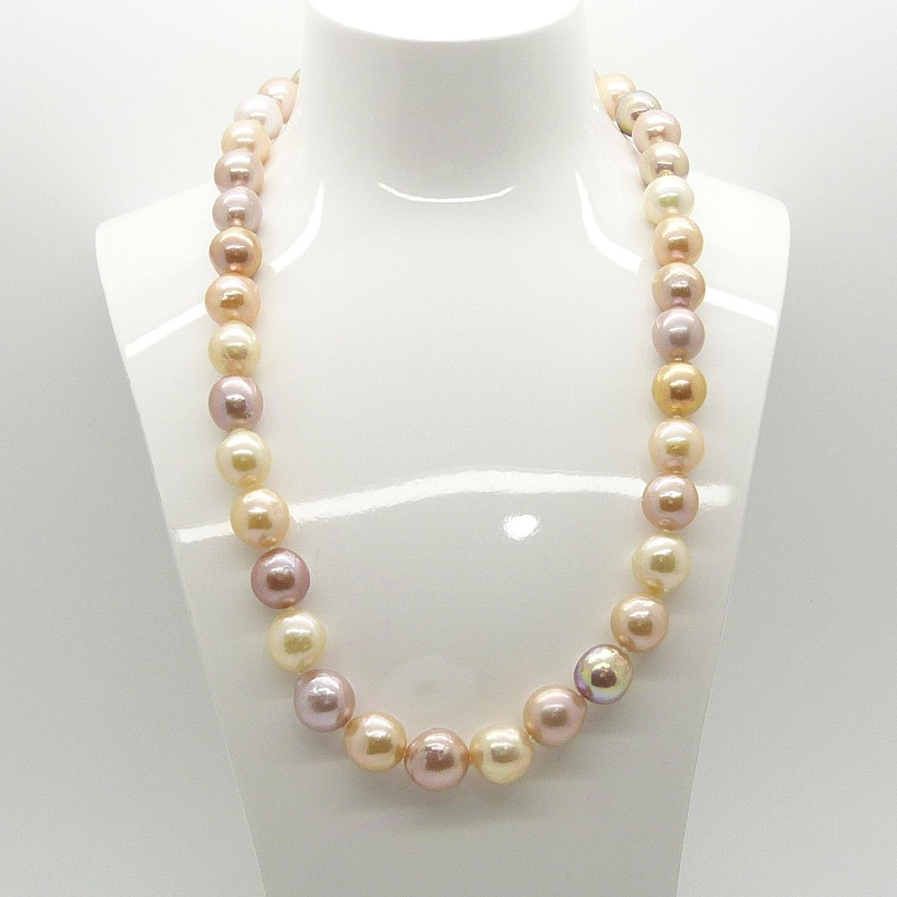 SÖTVATTEN ODLADE PÄRLHALSBAND.