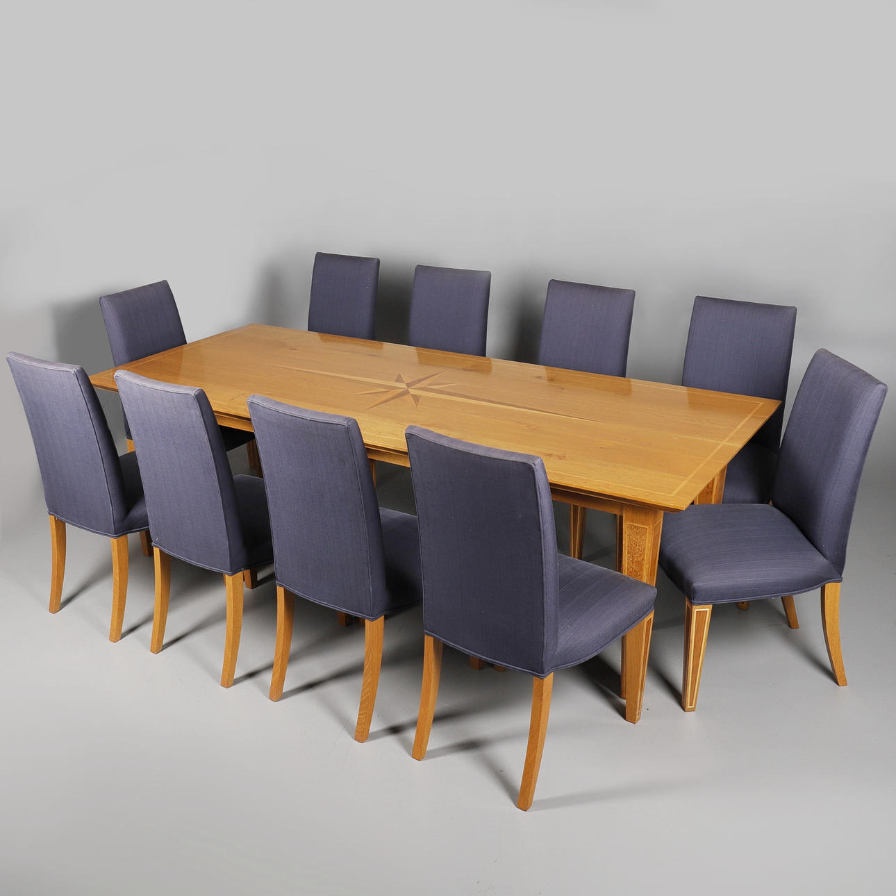 DAVID LINLEY. EIN EINGELEGTER BLASEICHE ESSTISCH UND ZEHN ESSSTÜHLE.