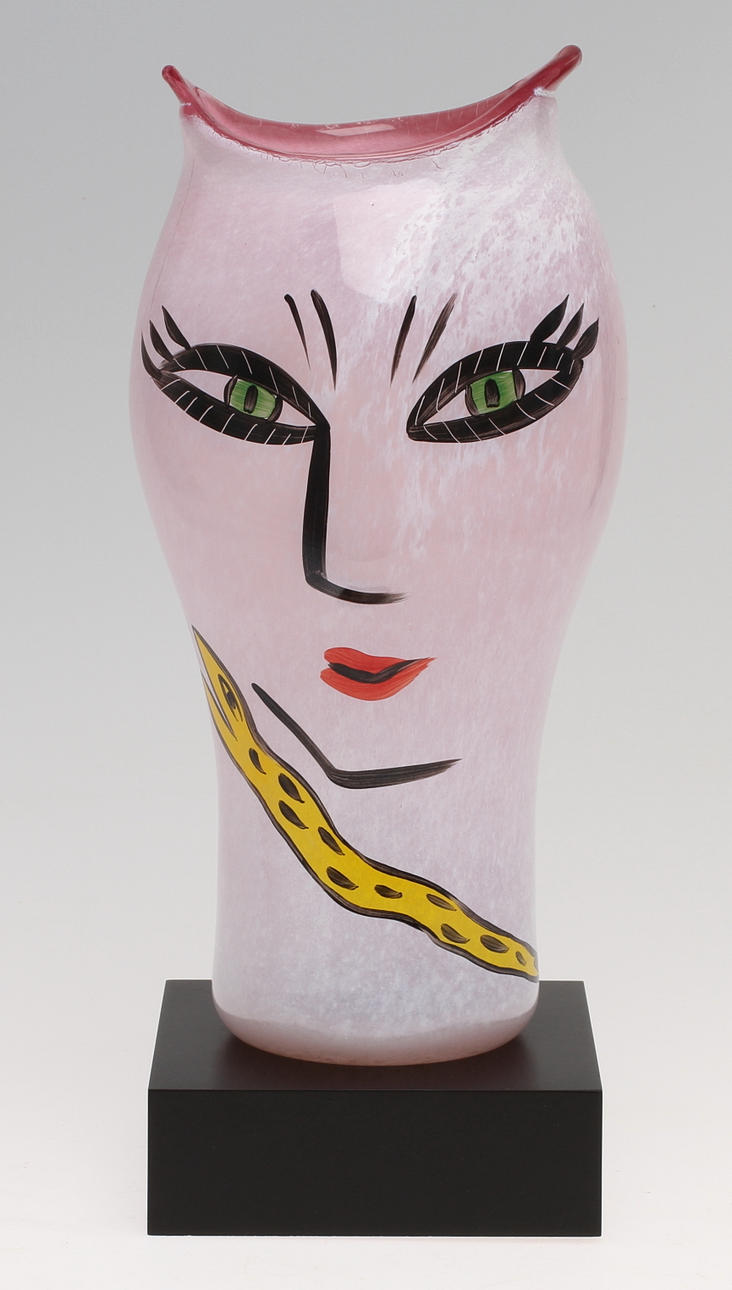 VAS, glas, signerad Ulrica Hydman-Vallien. Kosta Boda.