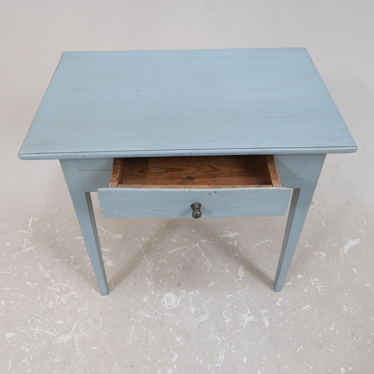 TABLE OF DRAWERS, commoner, 19th century. Furniture - Tables - Auctionet