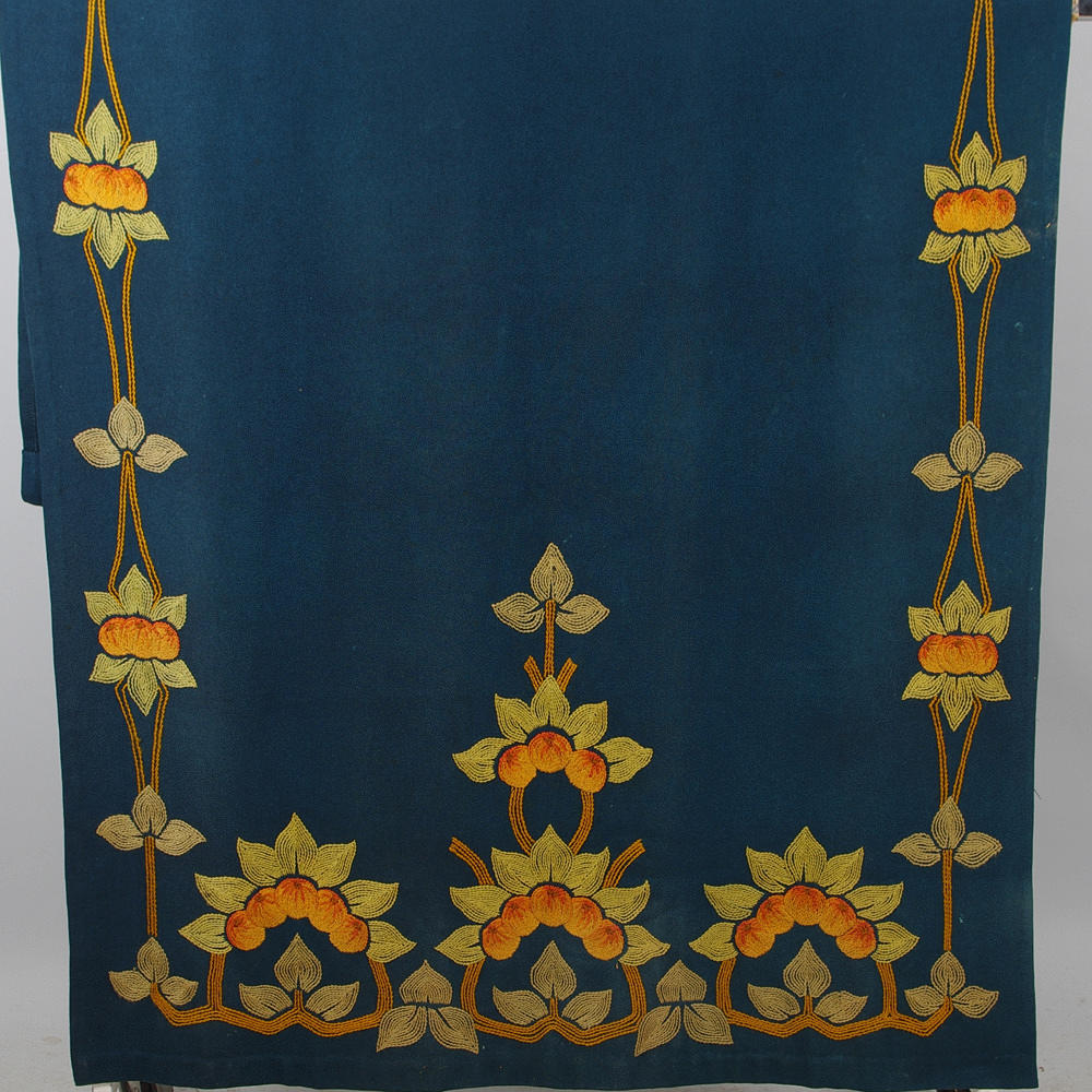 DRAPERI, broderat, jugend.