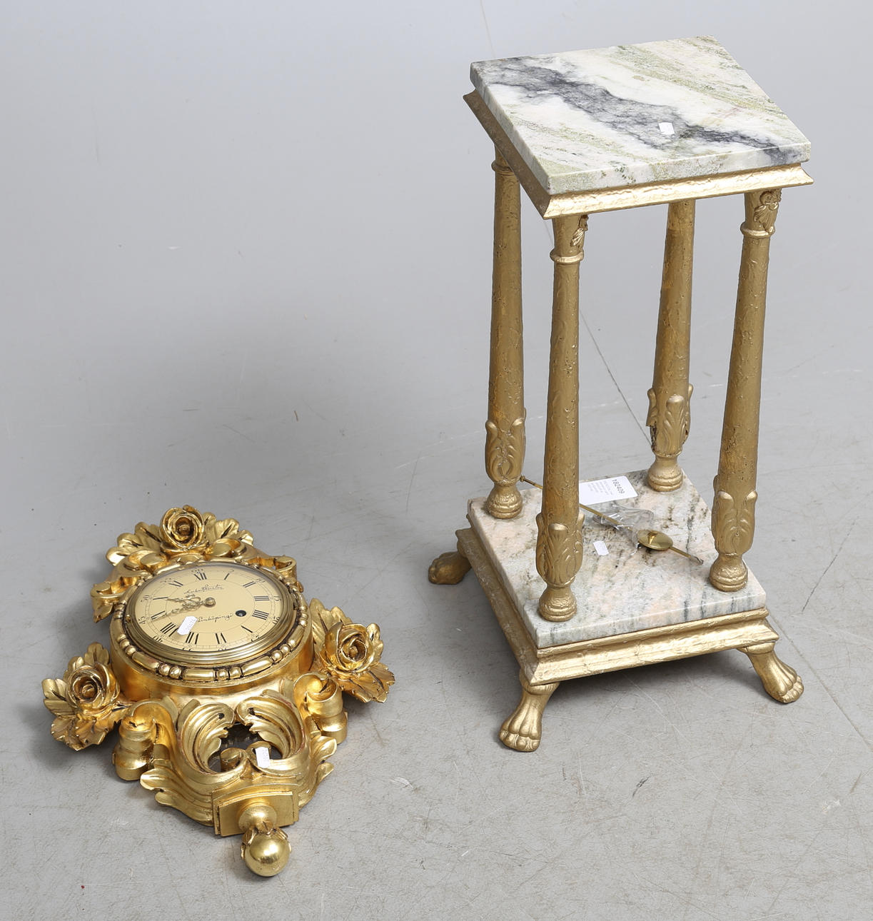 PIEDESTAL med stenskivor samt VÄGGUR sk. guldpendyl, 1900-tal.