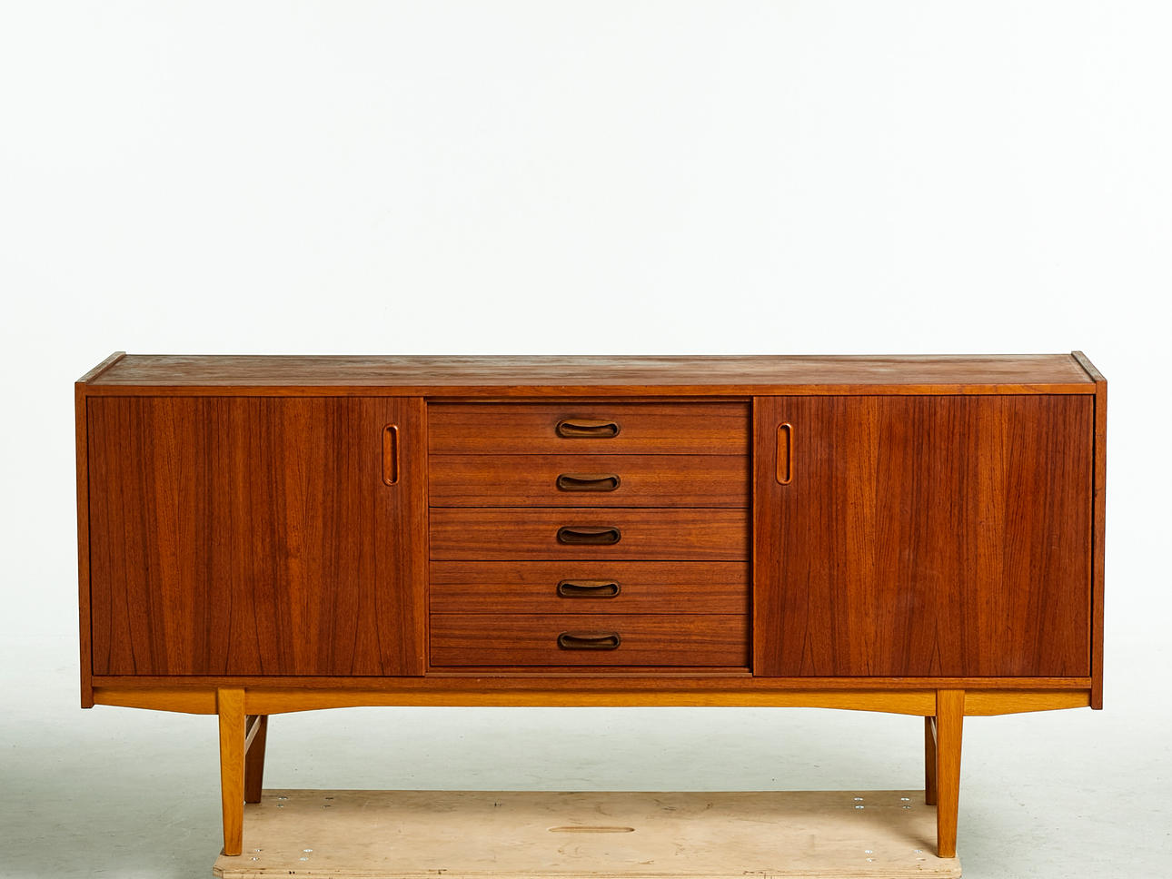 APARADOR, años 50, enchapado en teca.