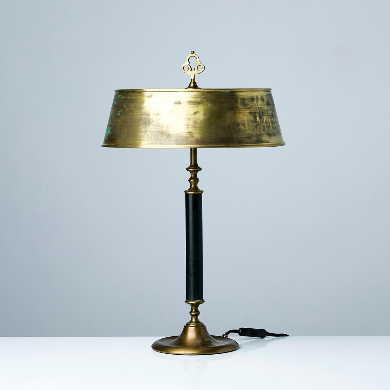 PÖYTÄVALAISIN, 1940-luku, messinki.