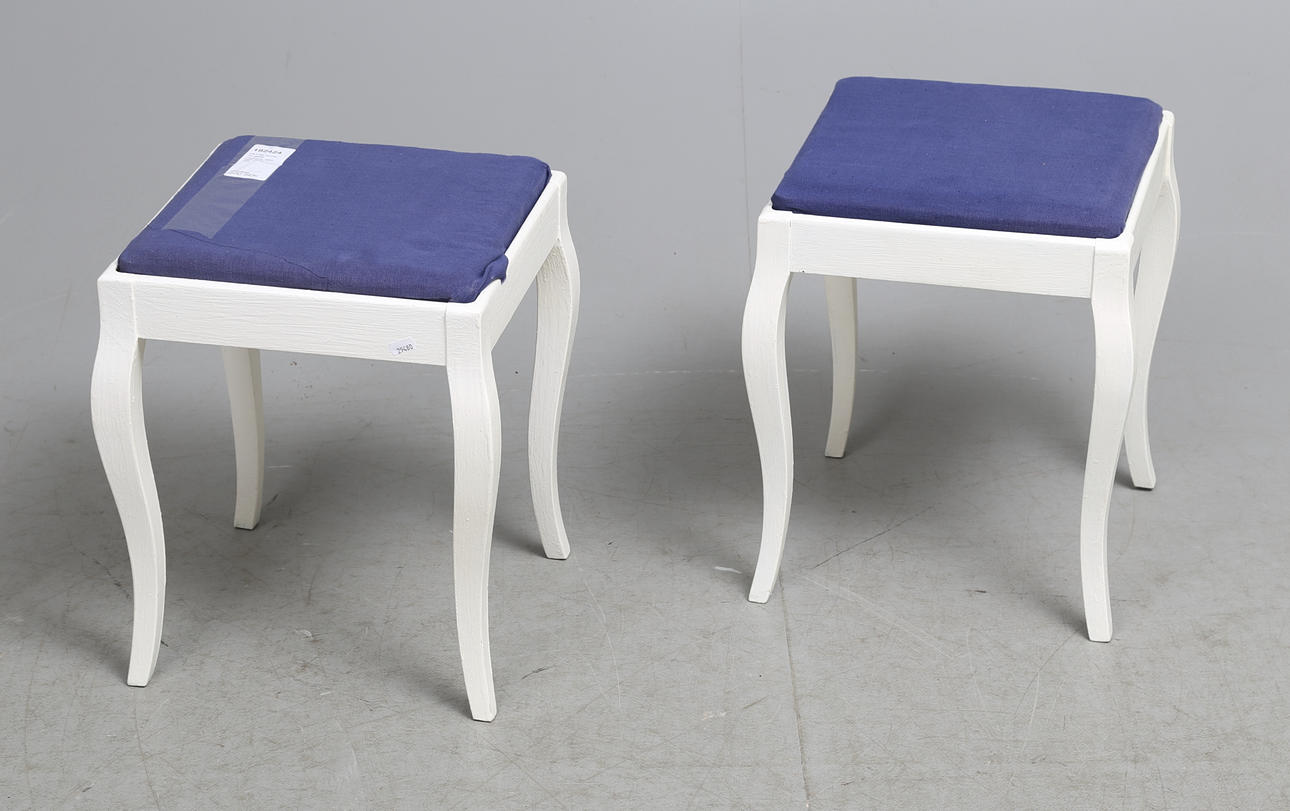 PALLAR, ett par, vitmålade, rokokostil, 1900-talets första hälft.