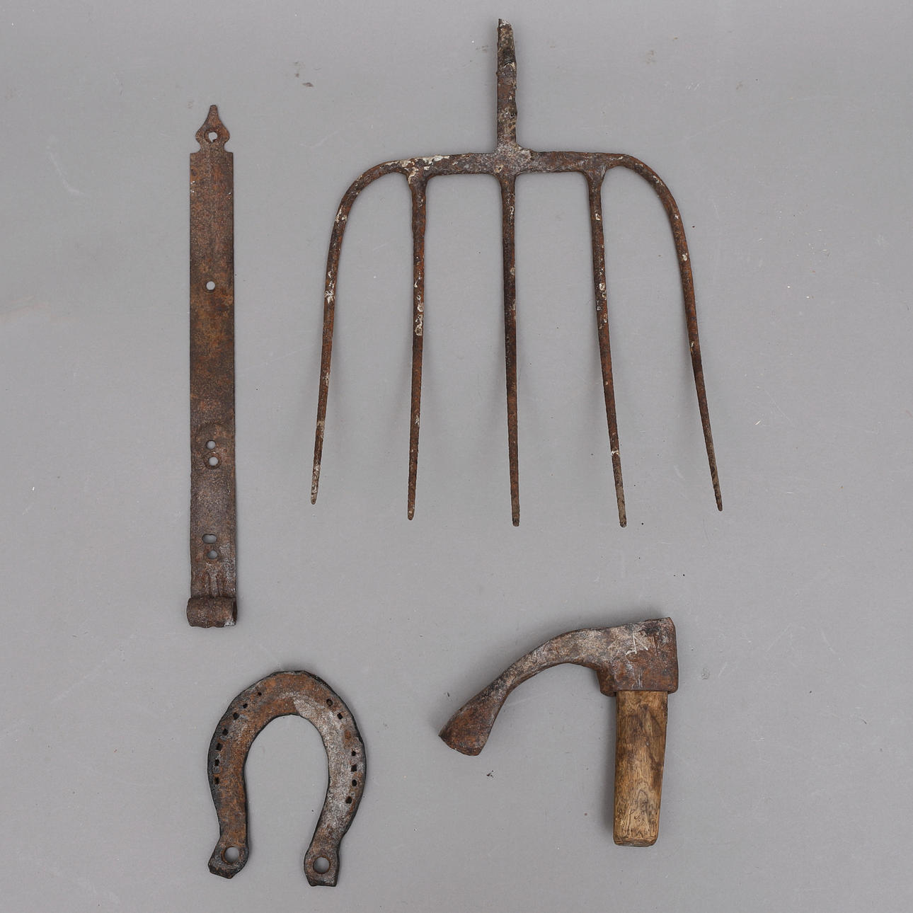 ALLMOGEFÖREMÅL, 4 delar, bl.a. grep, 1800-tal.