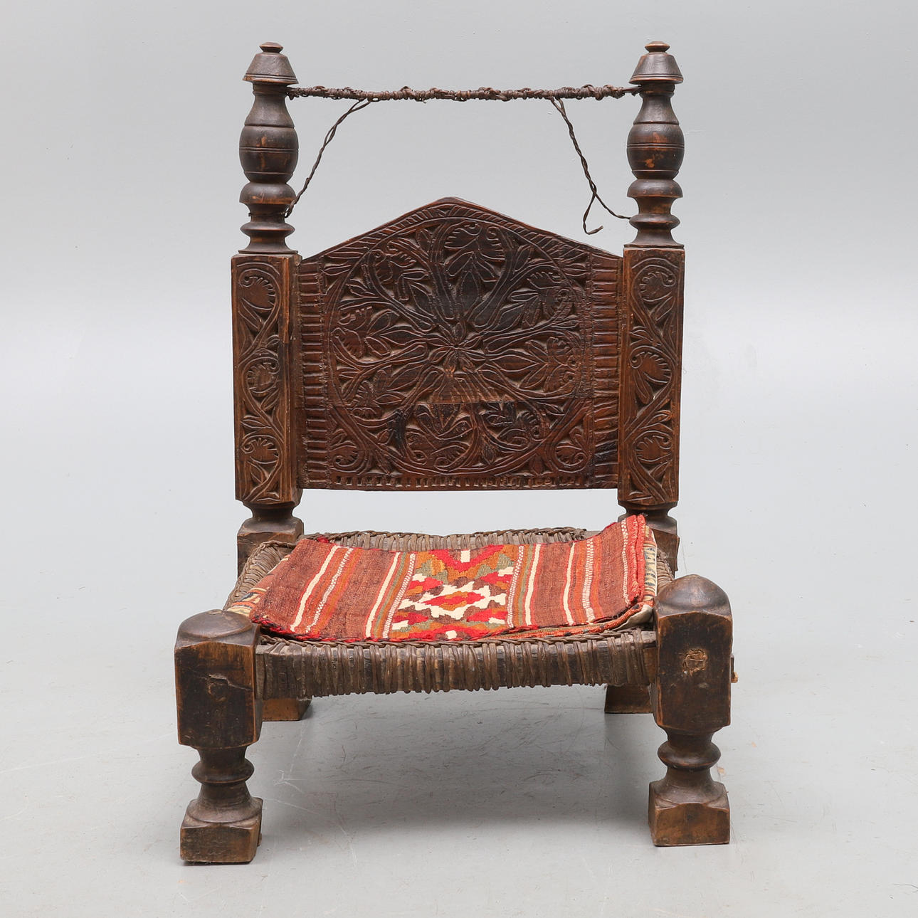 EIN NAHOSTLICHER KAMELSITZ, 18. JAHRHUNDERT.