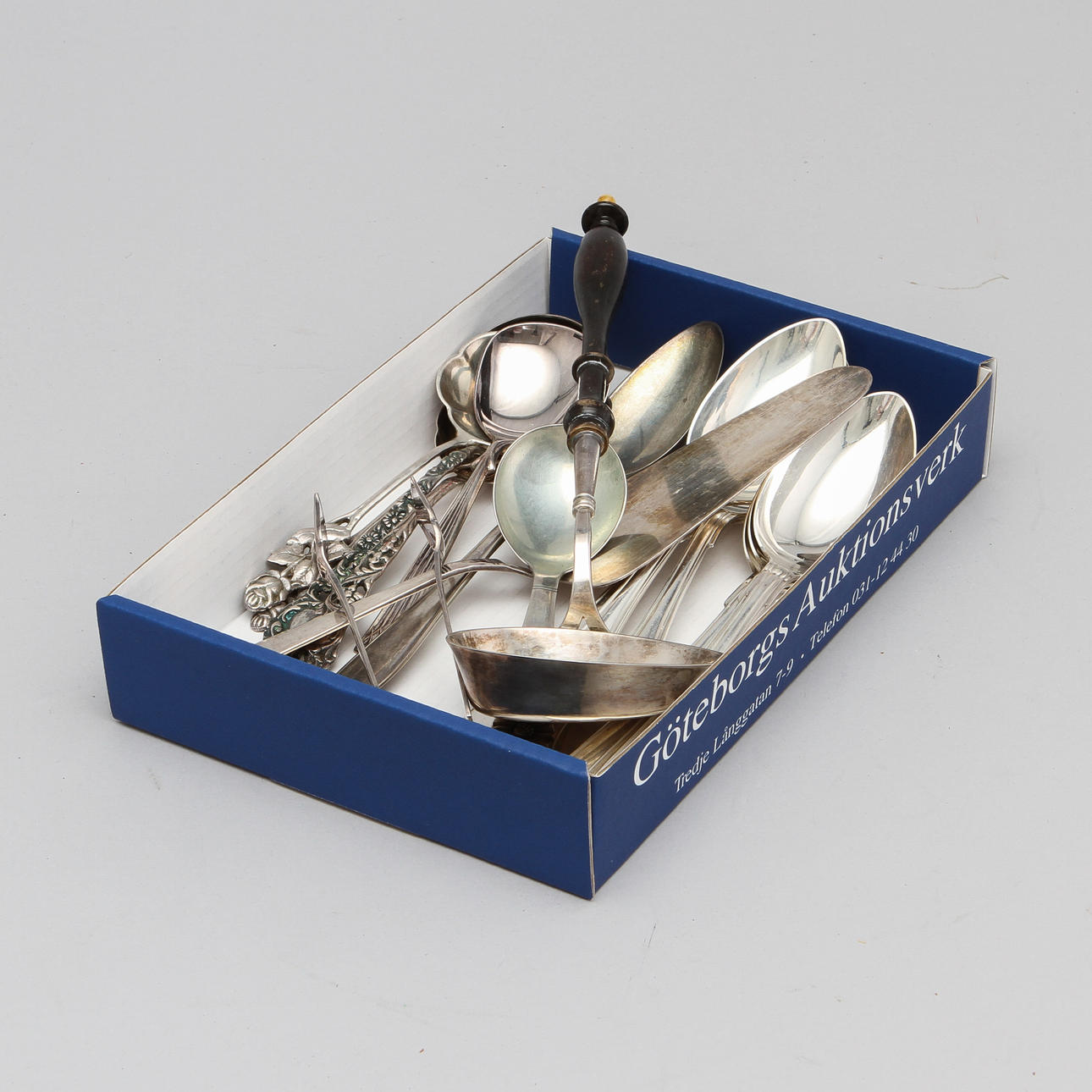 SILVERBESTICK, 16 st olika 18-1900-tal, svenska och utländska stämplar. Totalvikt ca 540 g.