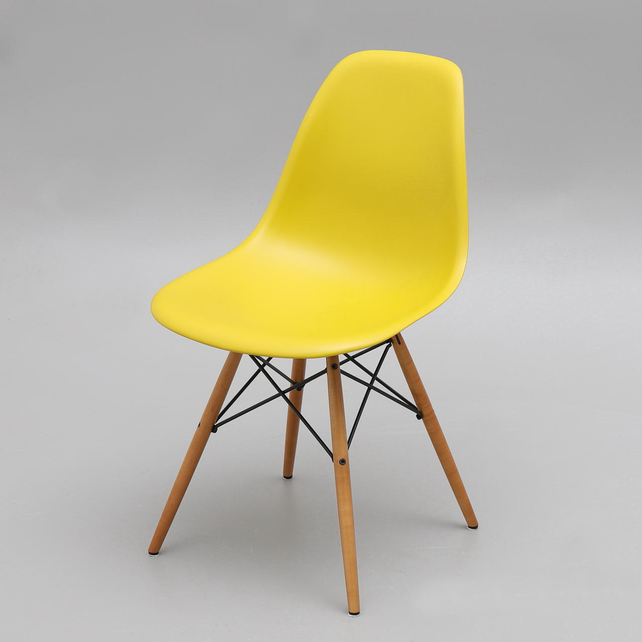 CHARLES & RAY EAMES. Stolar, "Plastic Side Chair DSW", VItra.