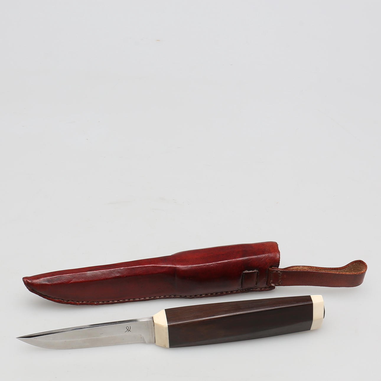 KNIV i läderbalja, handgjord.
