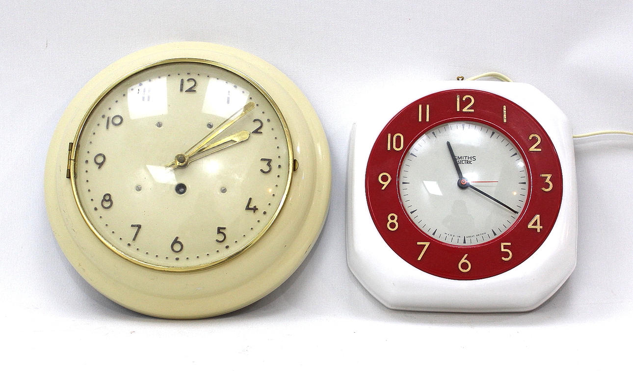 VÄGGKLOCKOR 2 stycken, emaljerad plåt och plast.