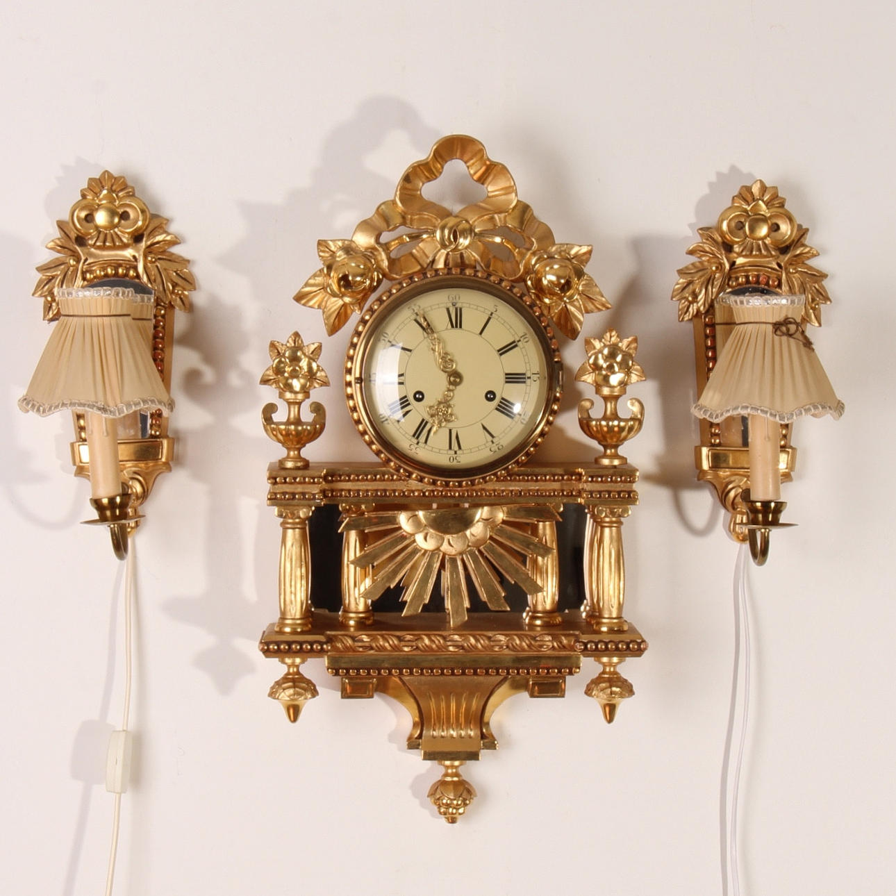 VÄGGPENDYL, samt lampetter, 3 delar, gustaviansk stil, 1900-tal.