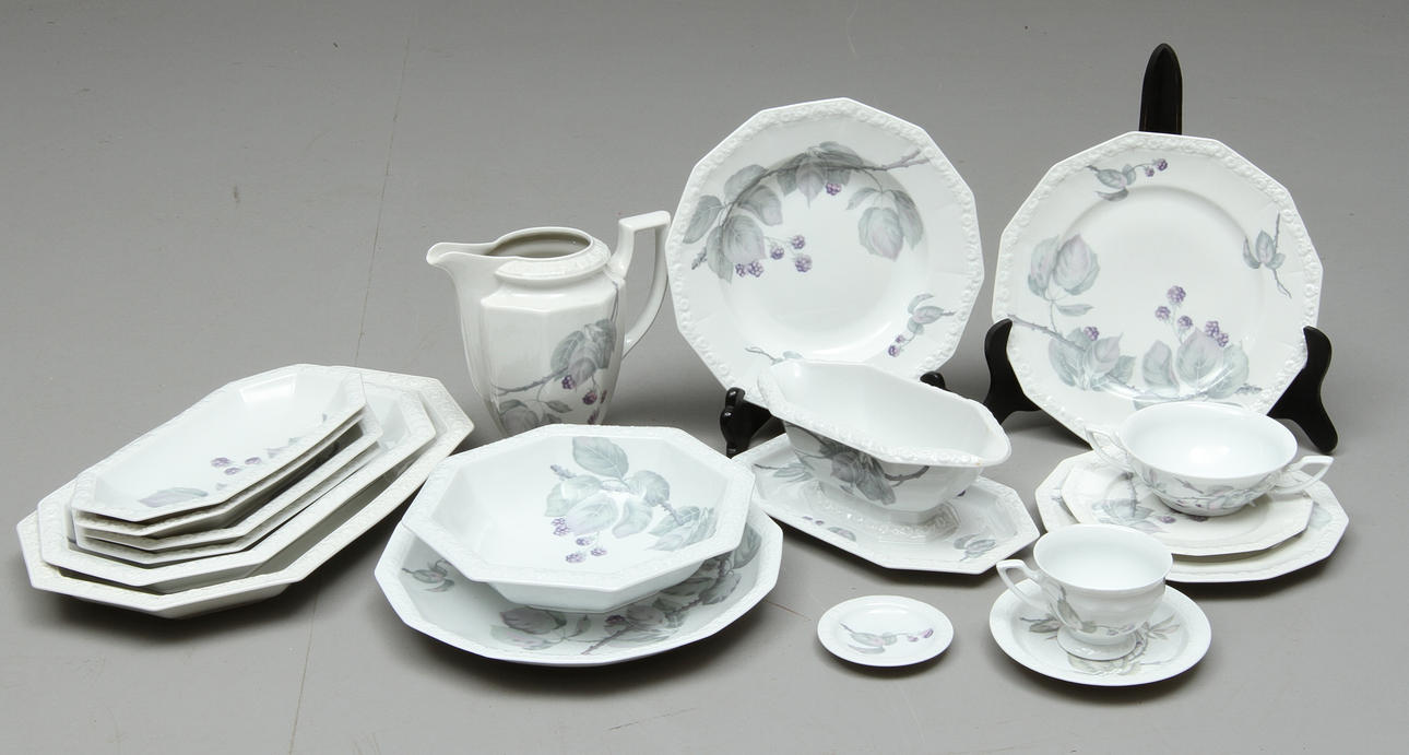 KAFFE- och MATSERVIS, ca 90 delar, porslin, Maria björnbär, Rosenthal.