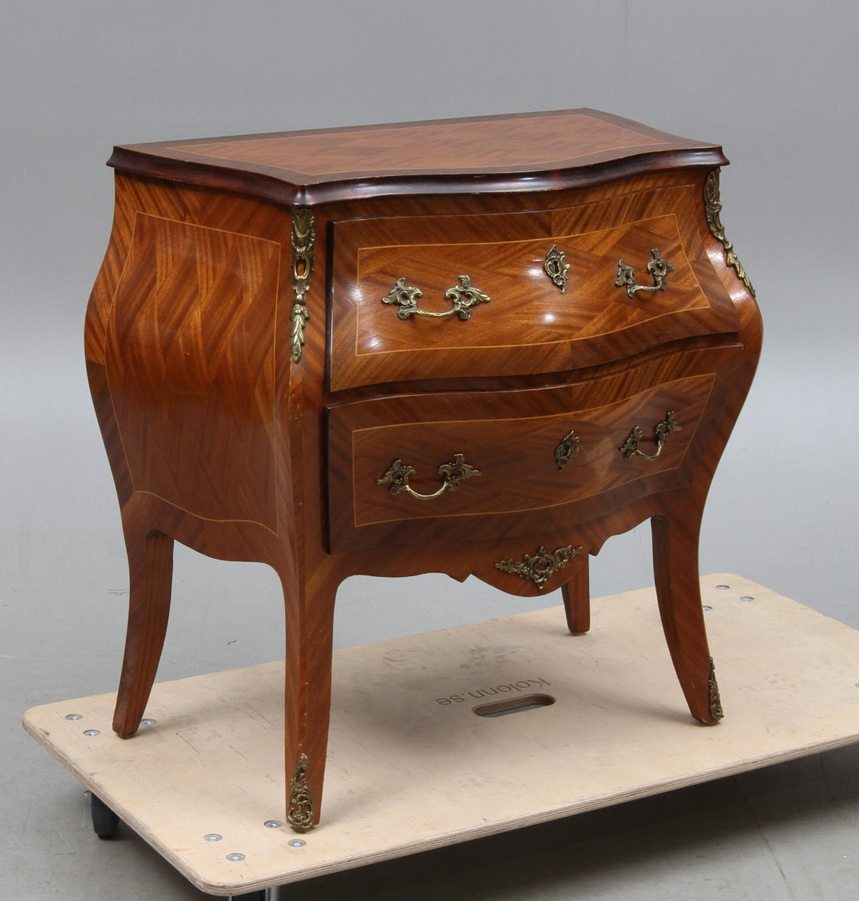 BYRÅ, rokokostil, 1900-tal.