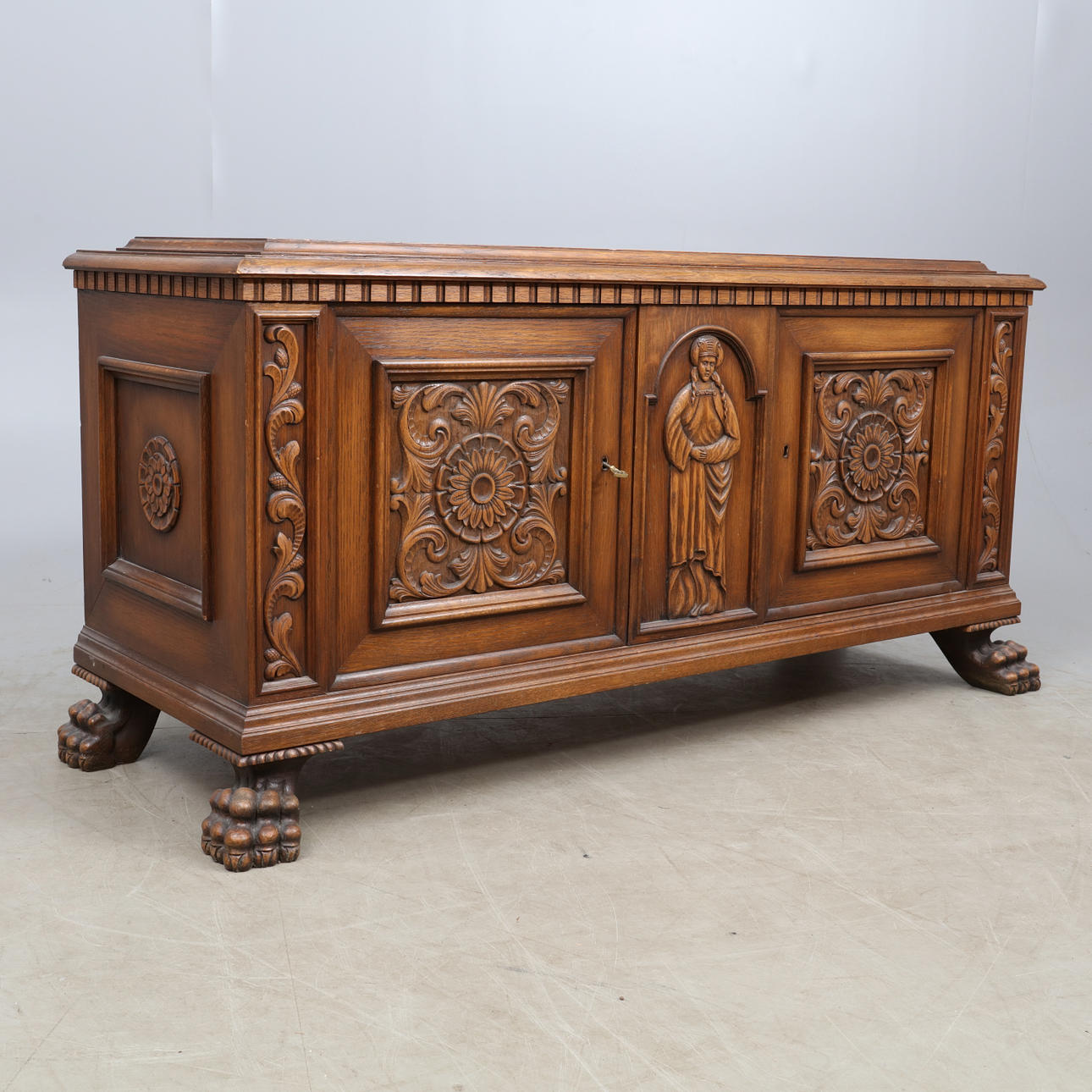 CABINET/SIDEBOARD, Baroque style, 20th century.