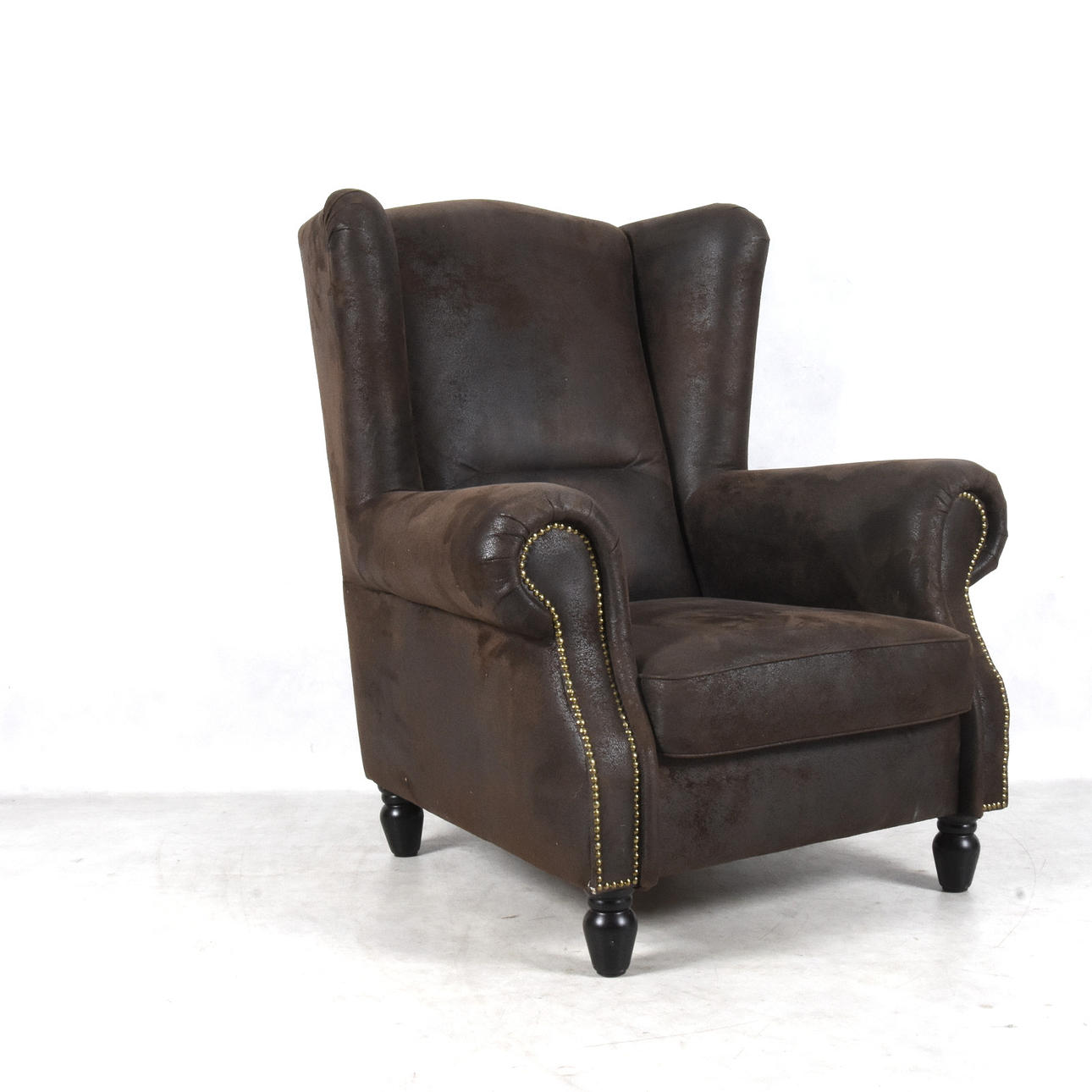 EARPATCH ARMCHAIR, Chesterfield-Modell, mit Wildleder bezogen.
