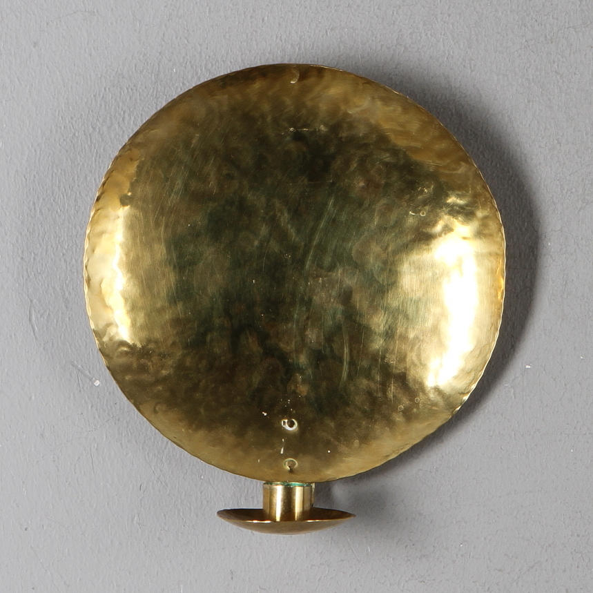 VÄGGPLÅT, mässing, troligen version av "Kungalampetten" designad av Karl-Erik Torssell. Signerad Torssell samt daterad 43.