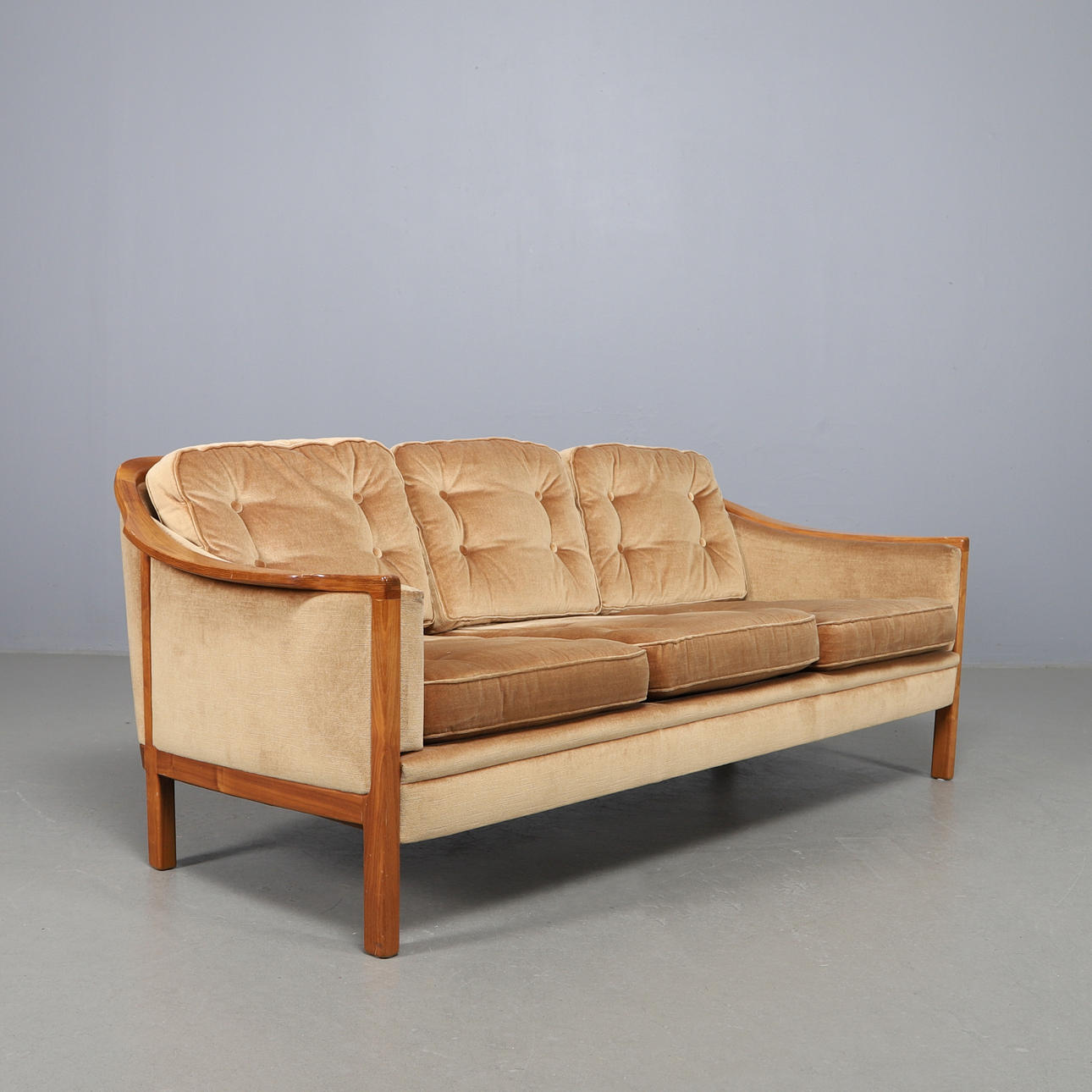 SOFA, tre-personers, løvegul plys.