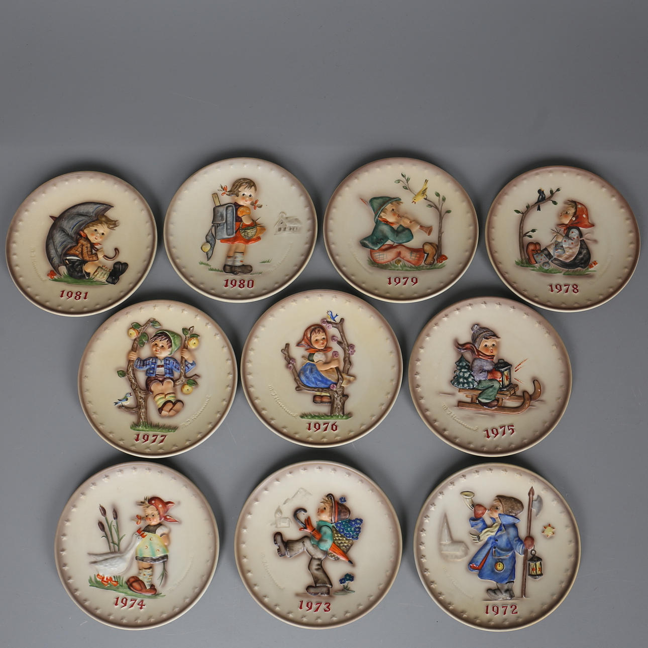 PARTI MINNESTALLRIKAR i porslin. 10 st. M.J. Hummel, årstallrikar 1972-1981. Goebel.