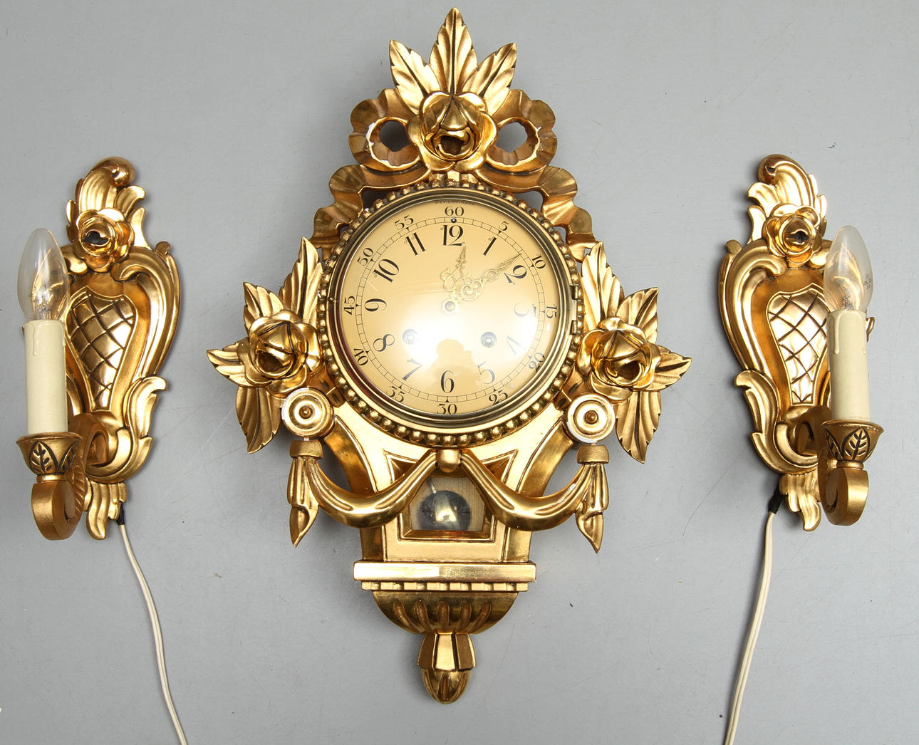VÄGGPENDYL samt VÄGGLAMPETTER 1 par, rokokostil, 1900-tal.