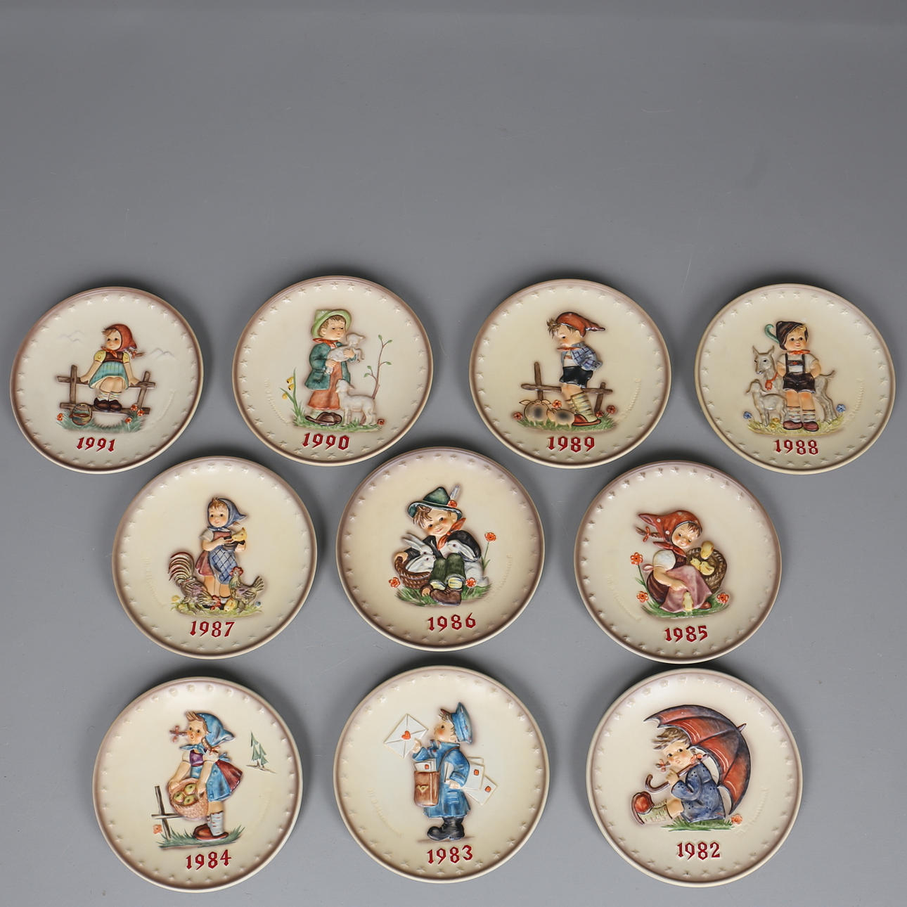 PARTI MINNESTALLRIKAR i porslin. 10 st. M.J. Hummel, årstallrikar 1982-1991. Goebel.