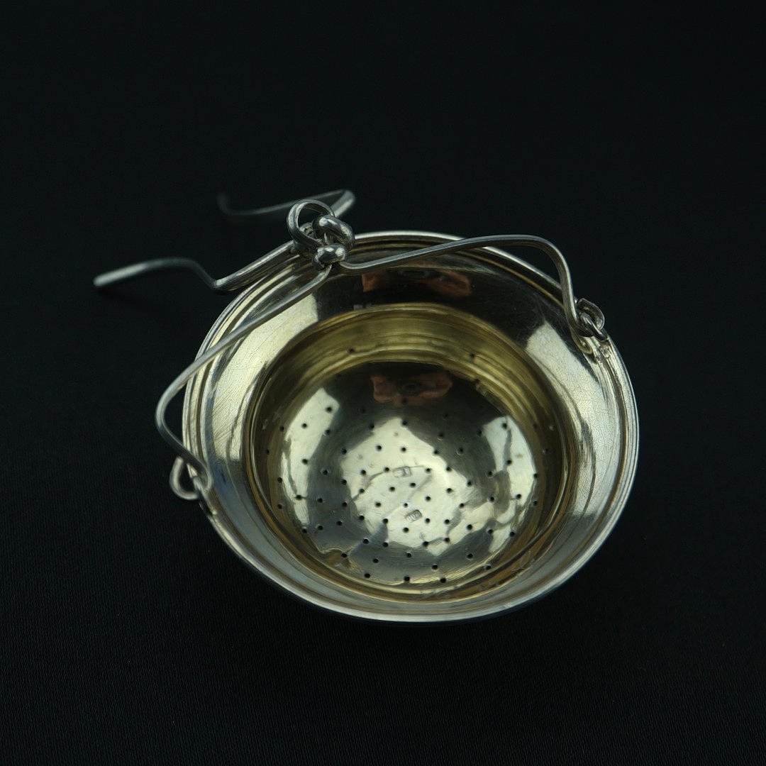 800 SILVER TEA STRAINER.