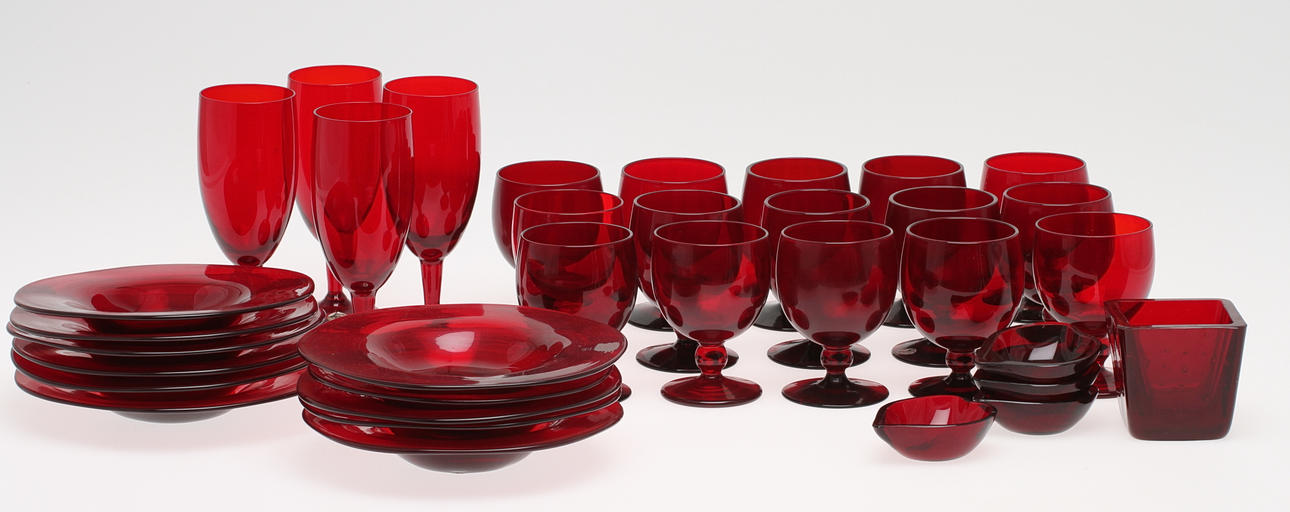 PARTI GLAS, 35 delar, rödtonat, mestadels Reijmyre, bland annat vinglas, assietter med mera. 1900-tal.