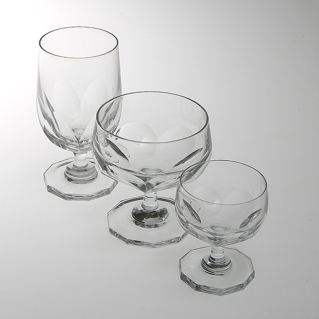 GLAS, 22 delar, "Håtuna", Gerda Strömberg, Strömbergshyttan. 1900-talets första hälft.