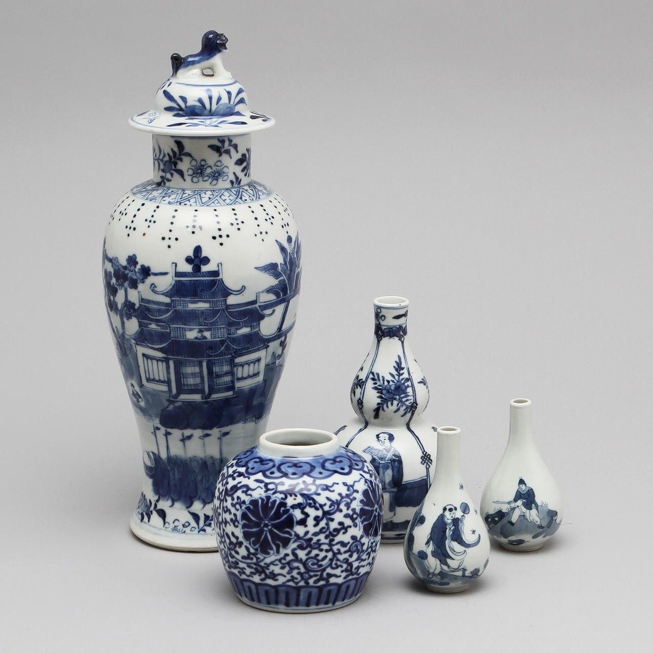URNOR, 2 st samt VASER, 3 st, porslin, Kina, 1800/1900-tal.