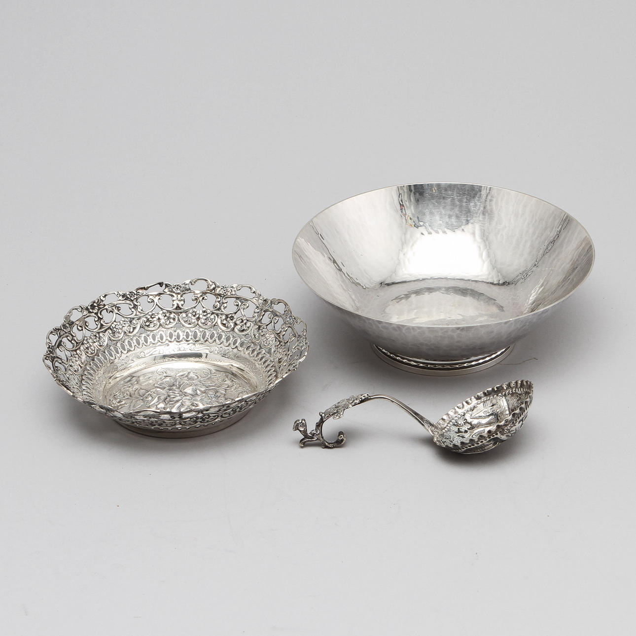 SKÅLAR, 2 st samt SLEV, silver, bland annat Erik Löfman. Vikt ca 400 gram.