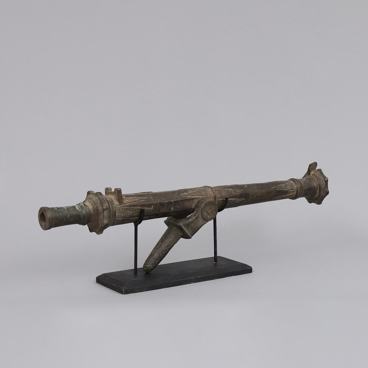 SCHIENENKANONE, Bronze, zeitgenössisch.