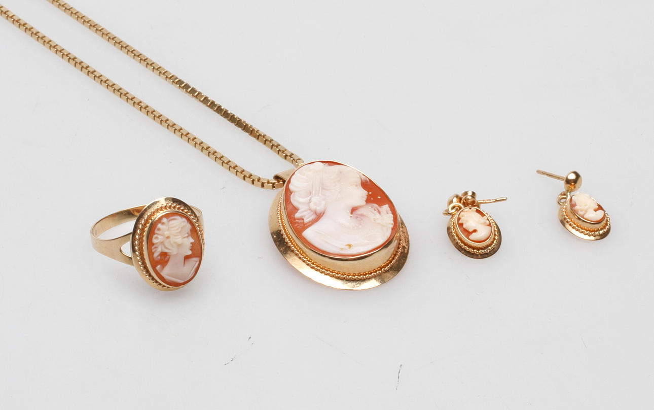 GARNITYR guld 18k med came, vikt totalt ca. 26,2 gram.