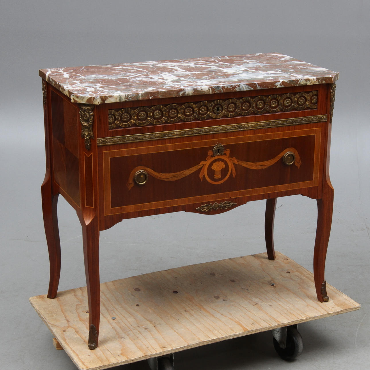 BYRÅ med stenskiva, gustaviansk stil, 1900-tal.