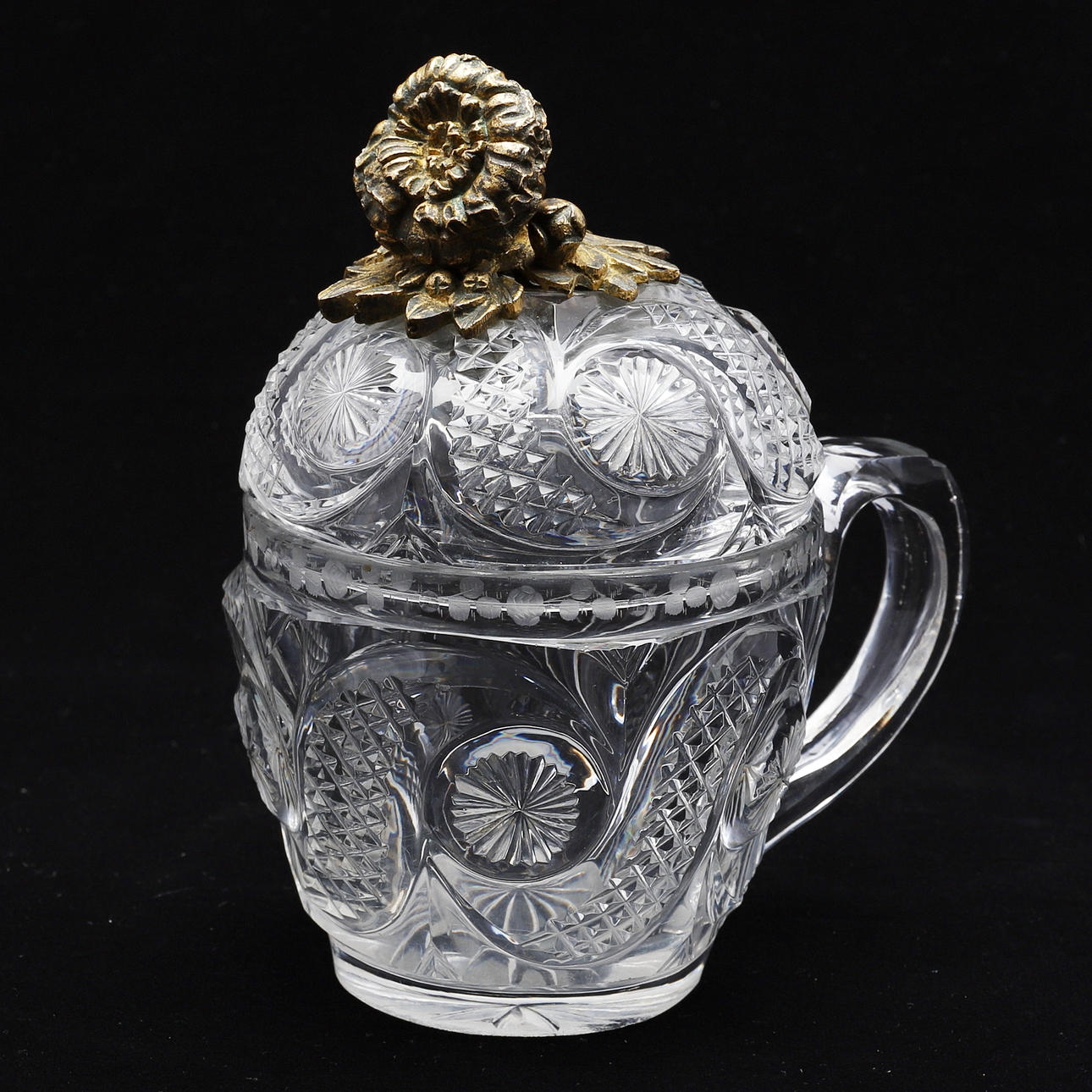 UNA OLLA TAPA DE CRISTAL CORTADO CON MONTAJE DE ORMOLU.